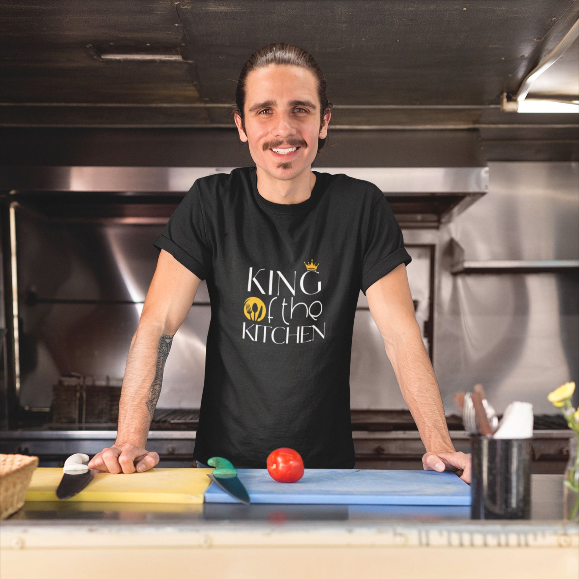 "King of the kitchen" custom made T-Shirt fpr Hobby Chefs, in black