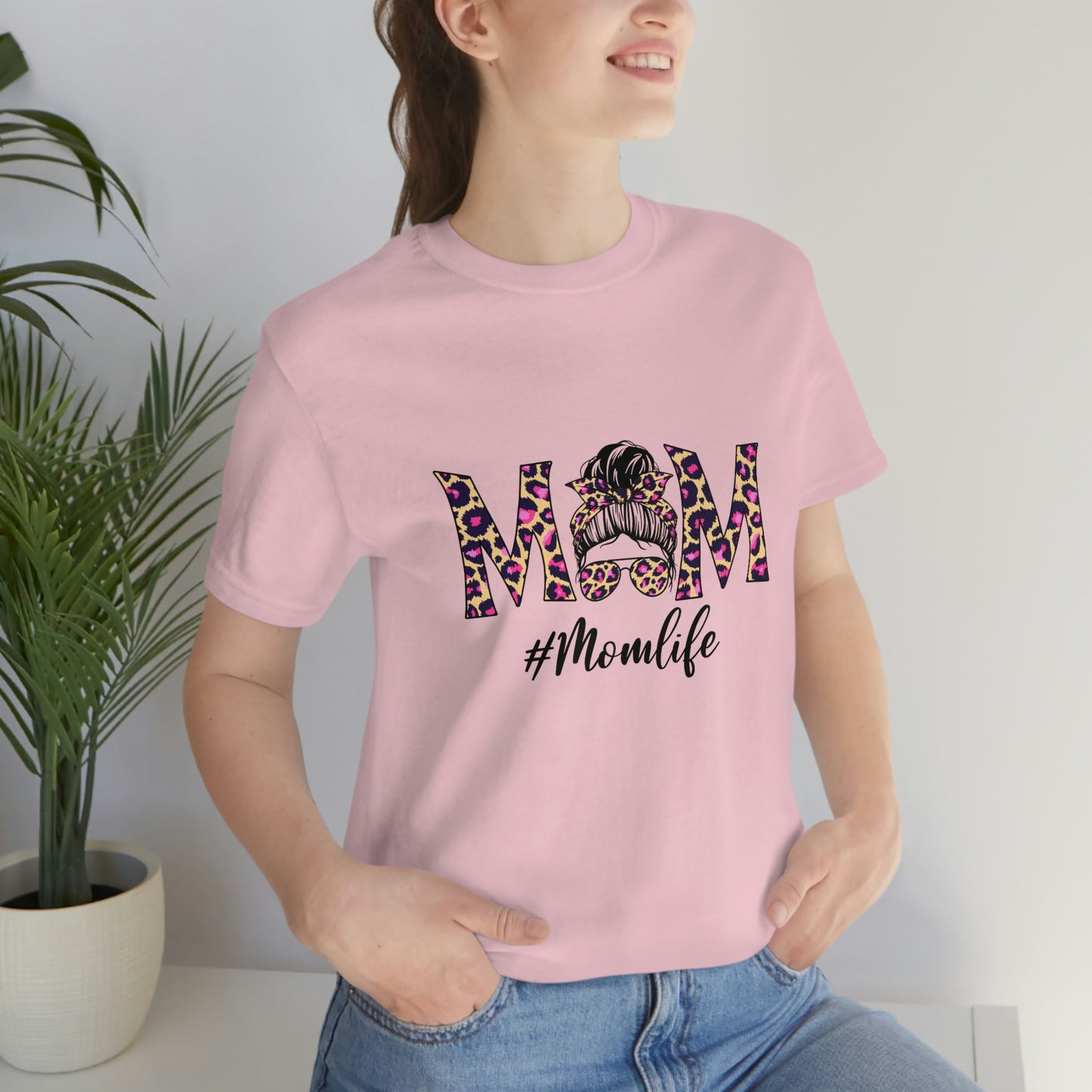 A thoughtful and practical Mothersday gift. This t-shirt in pink is made with high-quality materials to ensure both comfort and durability. 