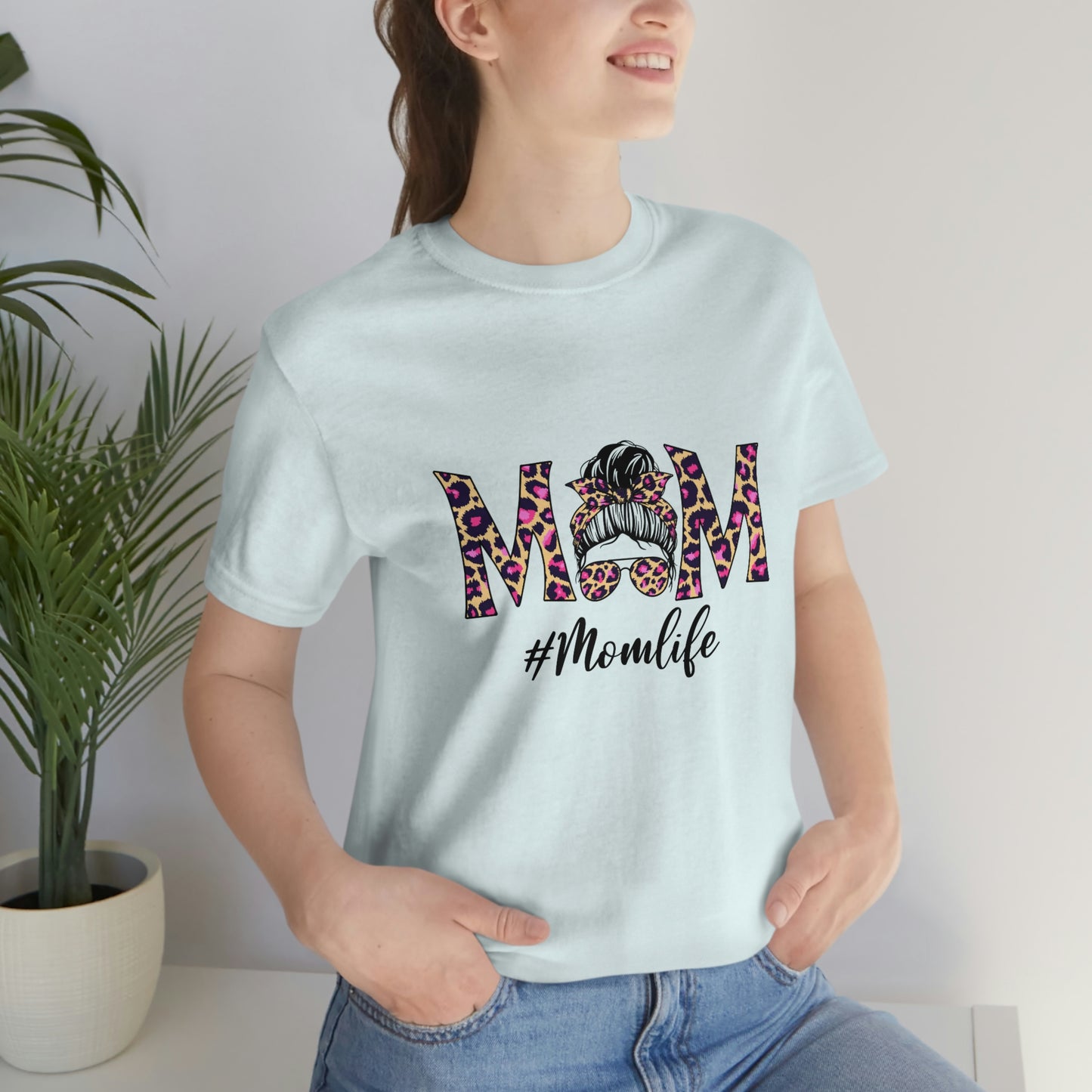 A thoughtful and practical Mothersday gift. This t-shirt in ice blue is made with high-quality materials to ensure both comfort and durability.  