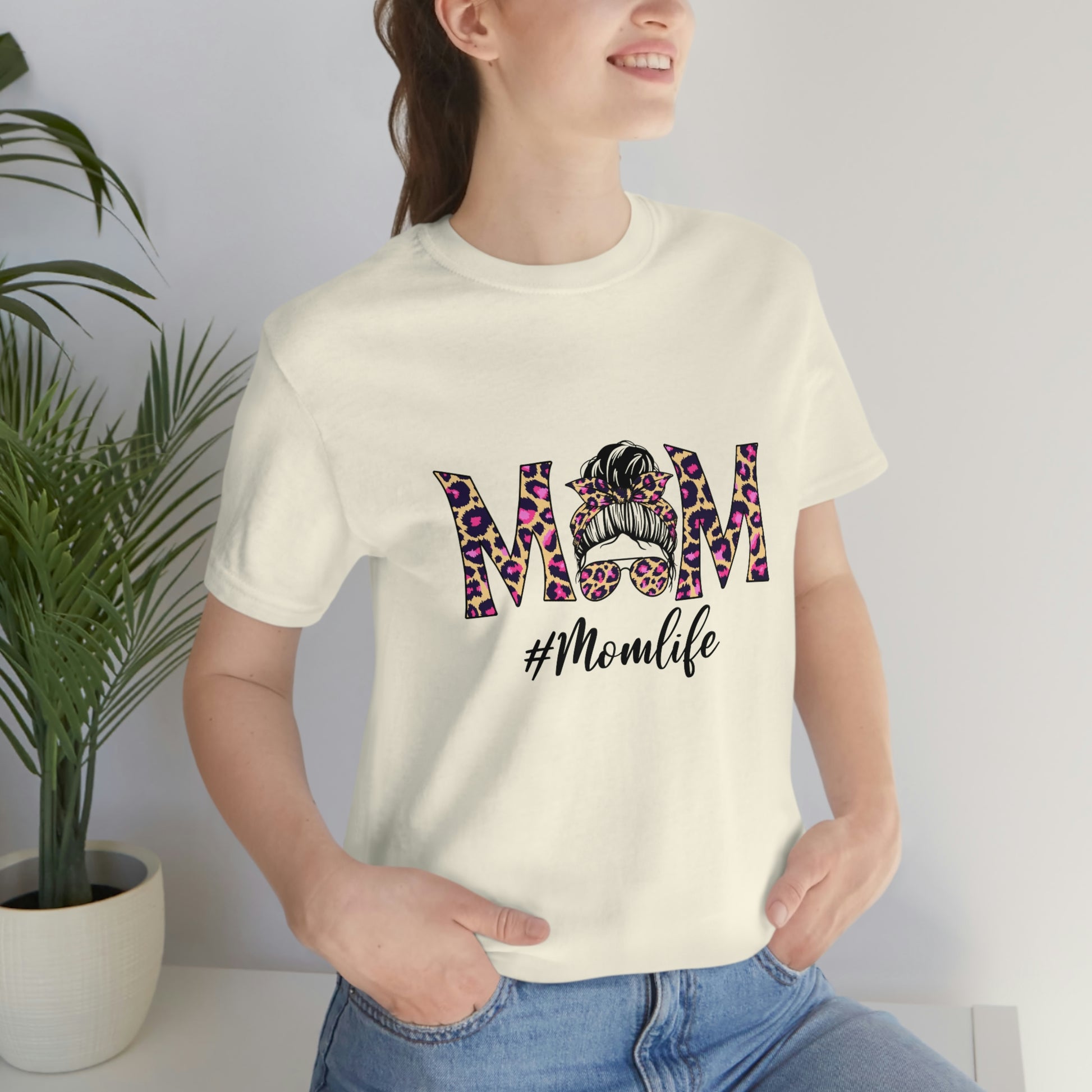 A thoughtful and practical Mothersday gift. This t-shirt in natural is made with high-quality materials to ensure both comfort and durability.  